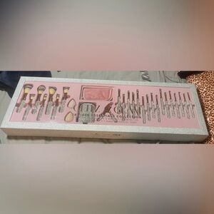 Brand New Luxurious 28 piece Silver Rhinestone makeup Brush Set